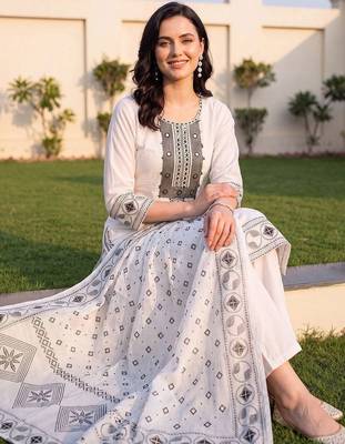 women ethnic motifs embroidered regular mirror work cotton kurta with trousers & with dupatta 5