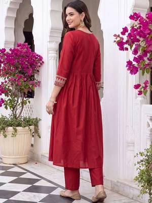 women empire thread work liva kurta with trousers 4