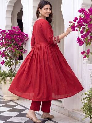 women empire thread work liva kurta with trousers 5