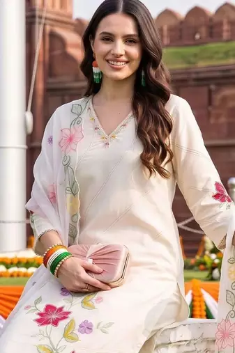 women floral embroidered regular thread work kurta with trousers & with dupatta