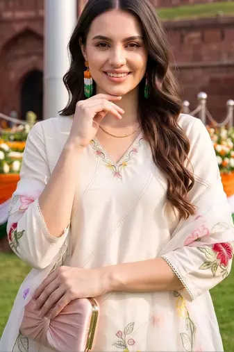 women floral embroidered regular thread work kurta with trousers & with dupatta