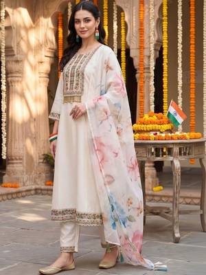 women floral embroidered regular thread work kurta with trousers & with dupatta 4