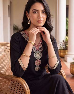 women ethnic motifs embroidered regular thread work kurta with trousers & with dupatta 2