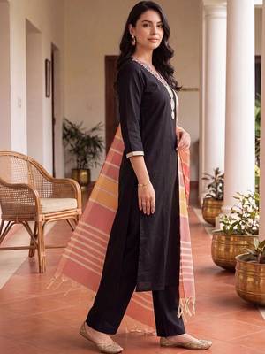women ethnic motifs embroidered regular thread work kurta with trousers & with dupatta 3