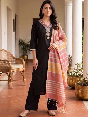 women ethnic motifs embroidered regular thread work kurta with trousers & with dupatta 4