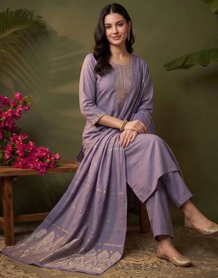 women ethnic motifs embroidered regular thread work kurta with trousers & with dupatta 5