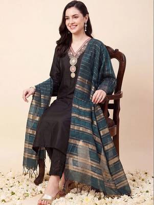 women ethnic motifs embroidered regular thread work kurta with trousers & with dupatta 1