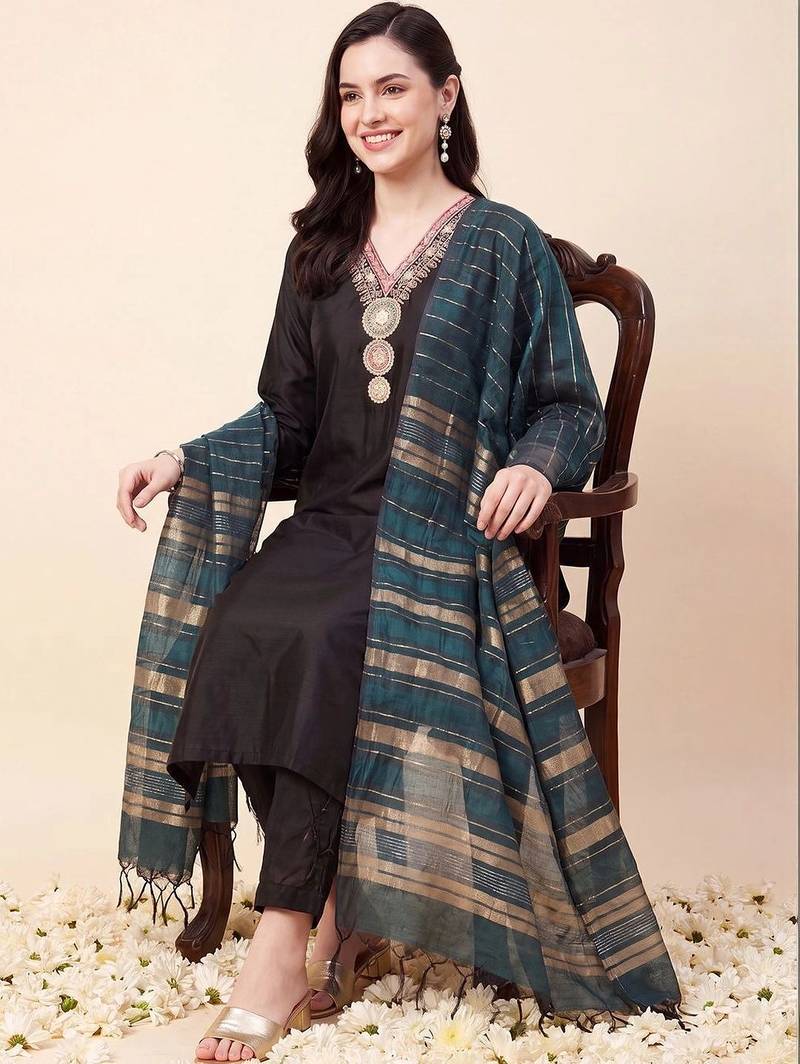 women ethnic motifs embroidered regular thread work kurta with trousers & with dupatta
