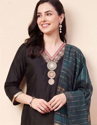 women ethnic motifs embroidered regular thread work kurta with trousers & with dupatta 2