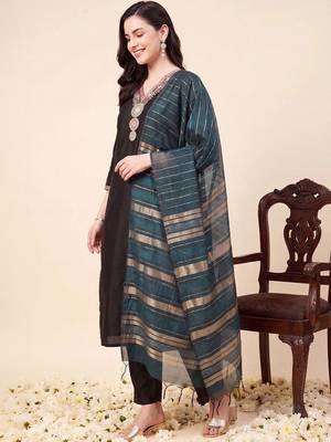 women ethnic motifs embroidered regular thread work kurta with trousers & with dupatta 3