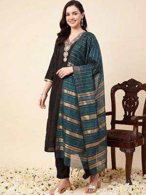 women ethnic motifs embroidered regular thread work kurta with trousers & with dupatta 4