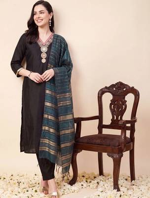 women ethnic motifs embroidered regular thread work kurta with trousers & with dupatta 6
