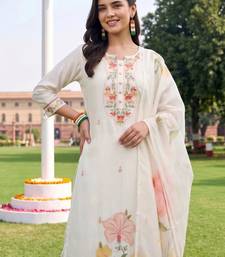women floral embroidered regular thread work kurta with trousers & with dupatta