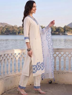 women floral embroidered regular thread work kurta with trousers & with dupatta 3