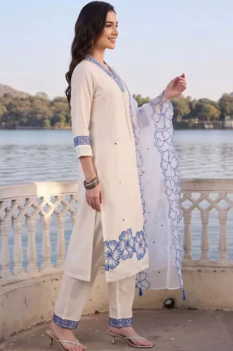 women floral embroidered regular thread work kurta with trousers & with dupatta