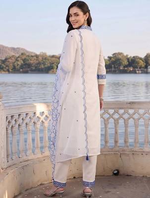 women floral embroidered regular thread work kurta with trousers & with dupatta 4