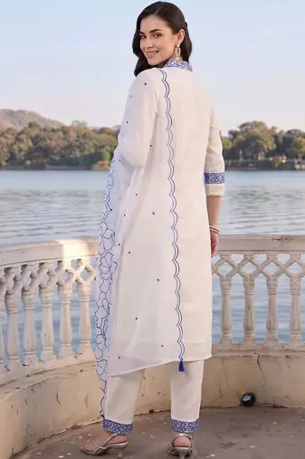 women floral embroidered regular thread work kurta with trousers & with dupatta
