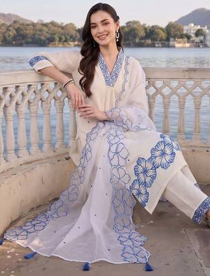 women floral embroidered regular thread work kurta with trousers & with dupatta 5