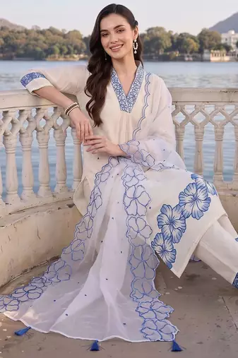 women floral embroidered regular thread work kurta with trousers & with dupatta