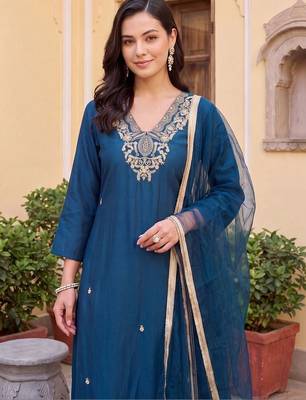 women ethnic motifs embroidered regular kurta with trousers & with dupatta 2