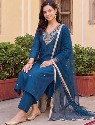 women ethnic motifs embroidered regular kurta with trousers & with dupatta 3
