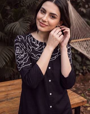 women printed regular mirror work cotton kurta with trousers 2