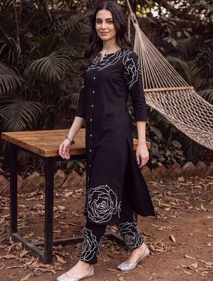 women printed regular mirror work cotton kurta with trousers 3