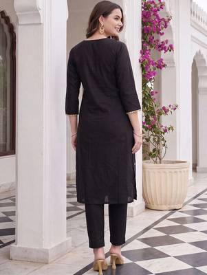 women floral embroidered regular thread work kurta with trousers 2