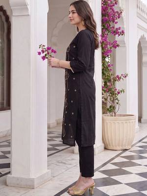 women floral embroidered regular thread work kurta with trousers 3