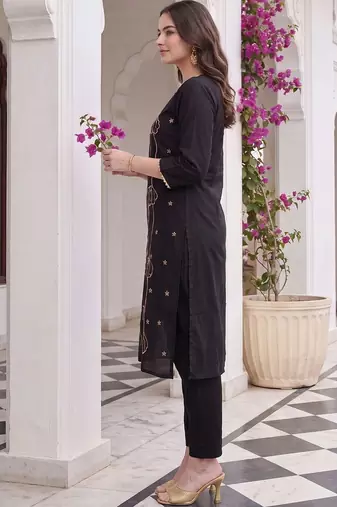 women floral embroidered regular thread work kurta with trousers