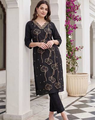 women floral embroidered regular thread work kurta with trousers 4