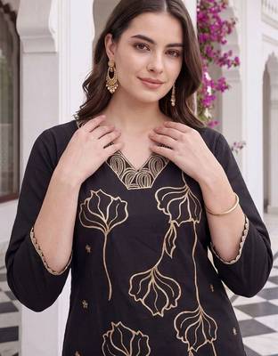 women floral embroidered regular thread work kurta with trousers 5