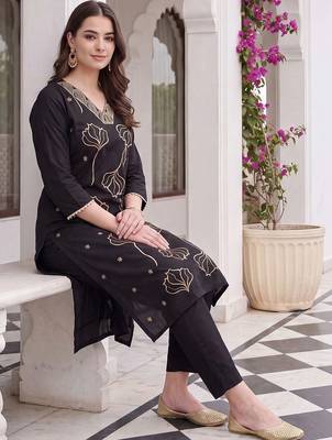 women floral embroidered regular thread work kurta with trousers 6