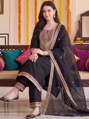 women ethnic motifs embroidered regular thread work kurta with trousers & with dupatta 2