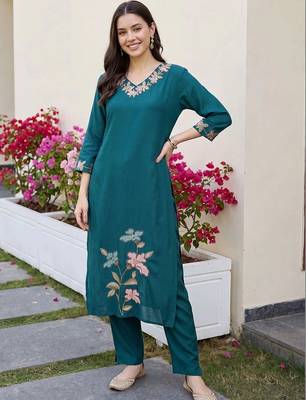 women floral embroidered regular thread work kurta with trousers 1