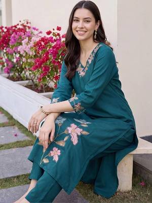 women floral embroidered regular thread work kurta with trousers 2