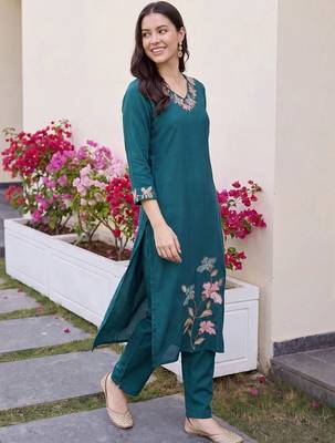 women floral embroidered regular thread work kurta with trousers 3