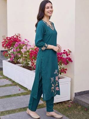 women floral embroidered regular thread work kurta with trousers 4