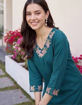 women floral embroidered regular thread work kurta with trousers 5