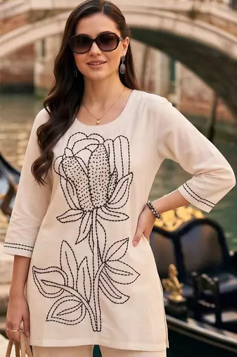 women floral embroidered regular thread work cotton kurta with trousers