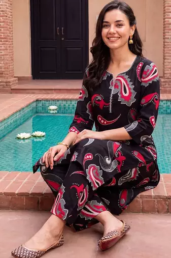 women paisley printed regular cotton kurta with trousers