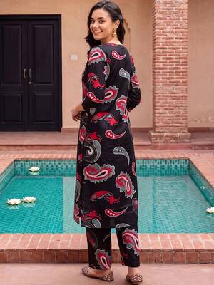 women paisley printed regular cotton kurta with trousers 5