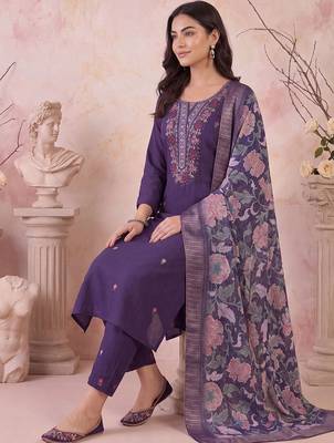 women floral embroidered regular thread work kurta with trousers & with dupatta 4