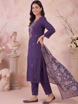 women floral embroidered regular thread work kurta with trousers & with dupatta 6