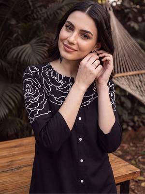 women floral printed regular cotton kurta with trousers 3