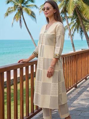 women printed regular cotton kurta with trousers 3