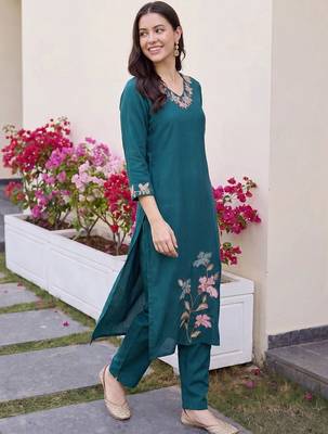 women floral embroidered regular thread work kurta with trousers 1