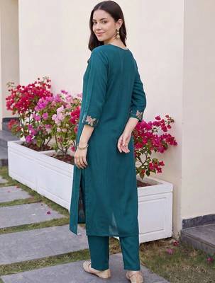 women floral embroidered regular thread work kurta with trousers 4