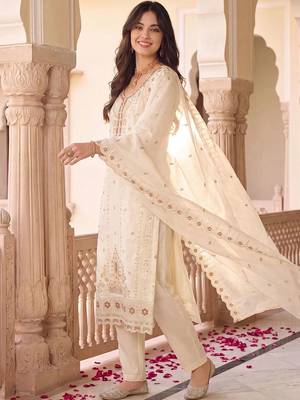 women ethnic motifs embroidered regular thread work kurta with trousers & with dupatta 3