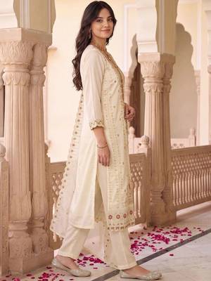 women ethnic motifs embroidered regular thread work kurta with trousers & with dupatta 4